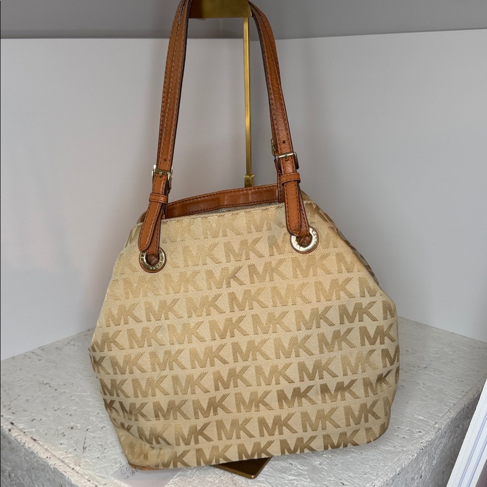 Michael Kors signature logo tan bag with brown leather trim adj shoulder straps - Picture 2 of 14